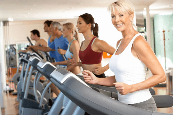 Kardio trening na traci za trčanje pomoći će vam da smršate u trbuhu i bokovima