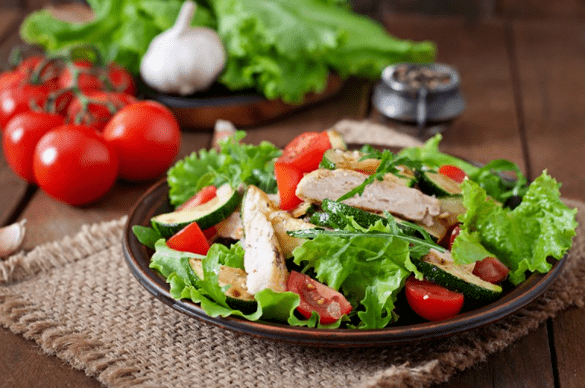 Salata sa piletinom i povrćem odlična je opcija za laganu večeru nakon treninga. 